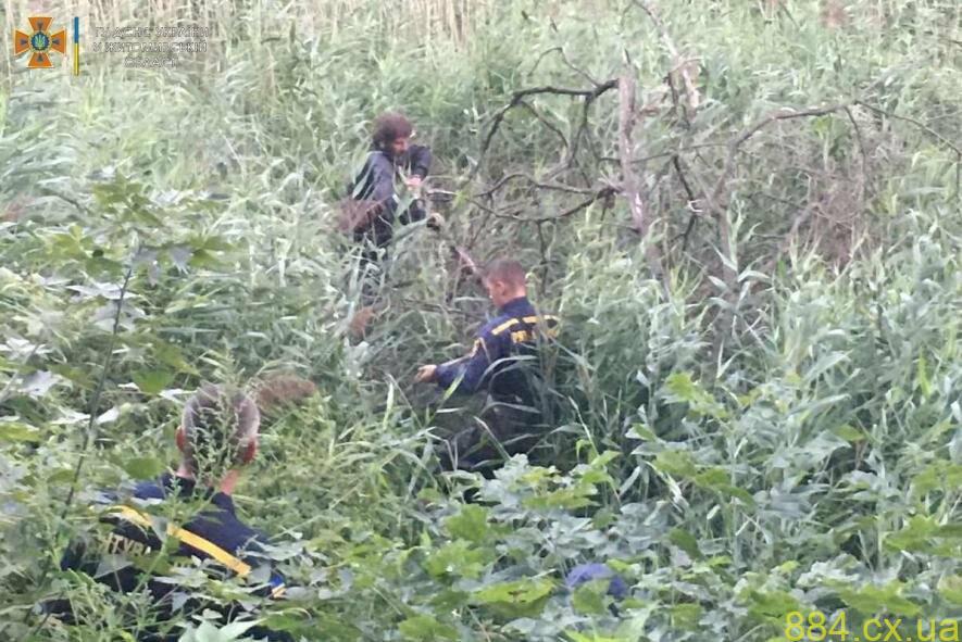 На Житомирщині бійці ДСНС врятували чоловіка, який застряг у болоті На Житомирщині бійці ДСНС врятували чоловіка, який застряг у болоті