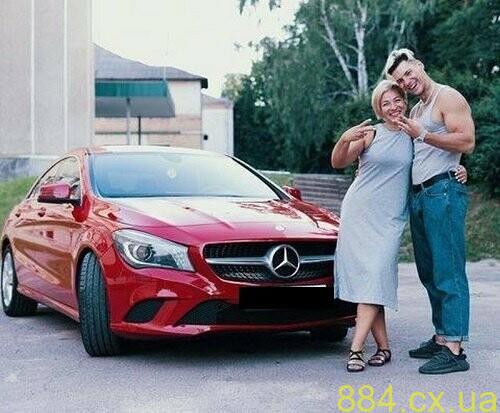 Блогер з Бердичева здійснив дитячу обіцянку – подарував мамі автомобіль, довівши її до сліз — ФОТО, ВІДЕО Блогер з Бердичева здійснив дитячу обіцянку – подарував мамі автомобіль, довівши її до сліз — ФОТО, ВІДЕО