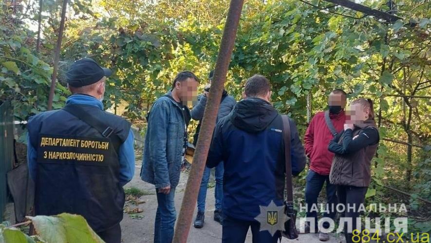 У Бердичеві поліцейські під час обшуку вилучили наркотиків вартістю, за цінами «чорного ринку», близько мільйона гривень У Бердичеві поліцейські під час обшуку вилучили наркотиків вартістю, за цінами «чорного ринку», близько мільйона гривень
