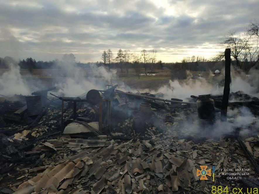 На Житомирщині вогнеборці ліквідували пожежу на території приватного домоволодіння