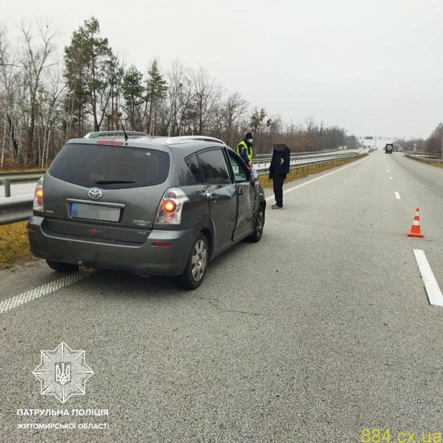 На автомобільній дорозі Київ — Чоп зіштовхнулись вантажівка та легковик