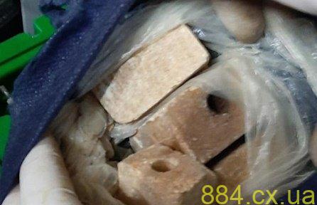 У Житомирі поліцейські вилучили з приватного будинку вибухівку У Житомирі поліцейські вилучили з приватного будинку вибухівку