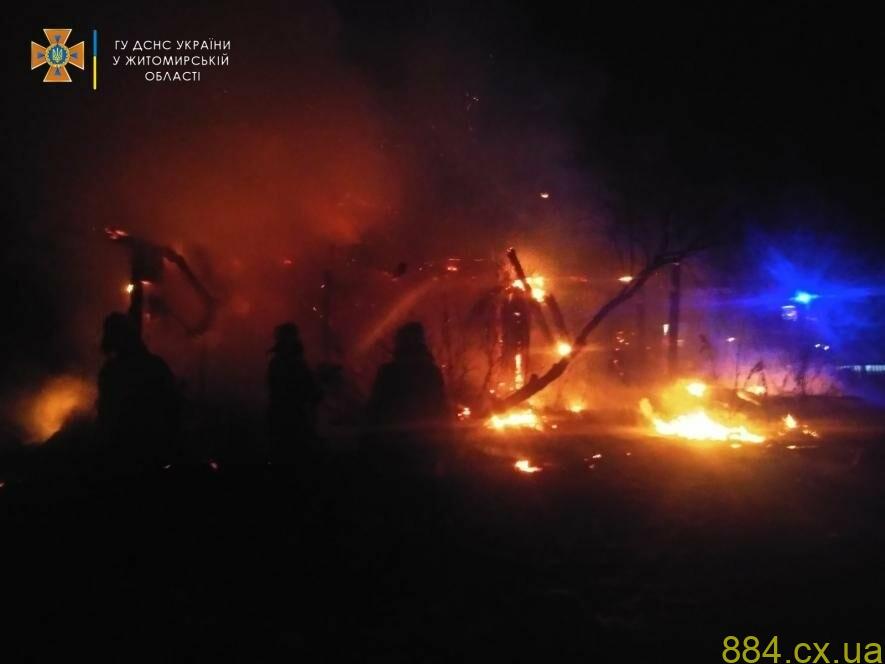 На Житомирщині вогнеборці загасили палаючу оселю, де виявлено загиблого чоловіка На Житомирщині вогнеборці загасили палаючу оселю, де виявлено загиблого чоловіка