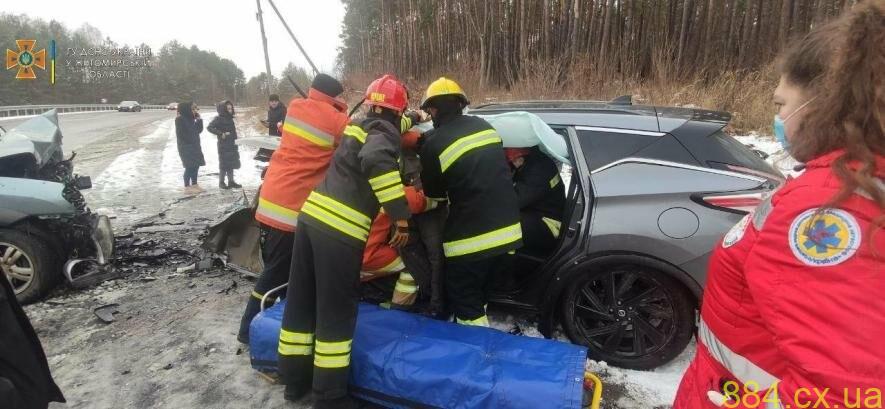 На Житомирщині рятувальники деблокували з автомобіля травмованого водія