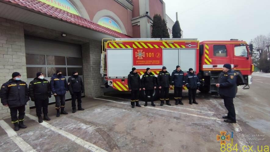 У Житомирі рятувальники отримали новий пожежний автомобіль У Житомирі рятувальники отримали новий пожежний автомобіль