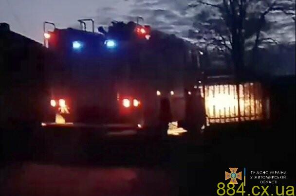 На Житомирщині рятувальники дістали з крижаної води чоловіка та його собаку На Житомирщині рятувальники дістали з крижаної води чоловіка та його собаку