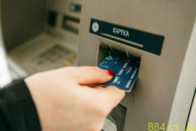 На Житомирщині жінка скористалася чужою банківською карткою, яку інший чоловік забув у банкоматі На Житомирщині жінка скористалася чужою банківською карткою, яку інший чоловік забув у банкоматі