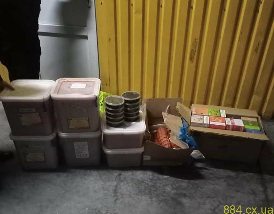 Громадянин Молдови привіз в Україну 130 кг делікатесів, але не хотів про це казати Громадянин Молдови привіз в Україну 130 кг делікатесів, але не хотів про це казати