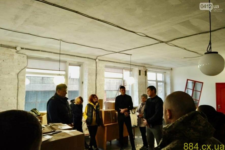 Волонтери з «Гуманітарного хабу Житомира» передали військовим медикам однієї з частин ЗСУ, що базується на Житомирщині, медичне обладнання та лікарські препарати Волонтери з «Гуманітарного хабу Житомира» передали військовим медикам однієї з частин ЗСУ, що базується на Житомирщині, медичне обладнання та лікарські препарати