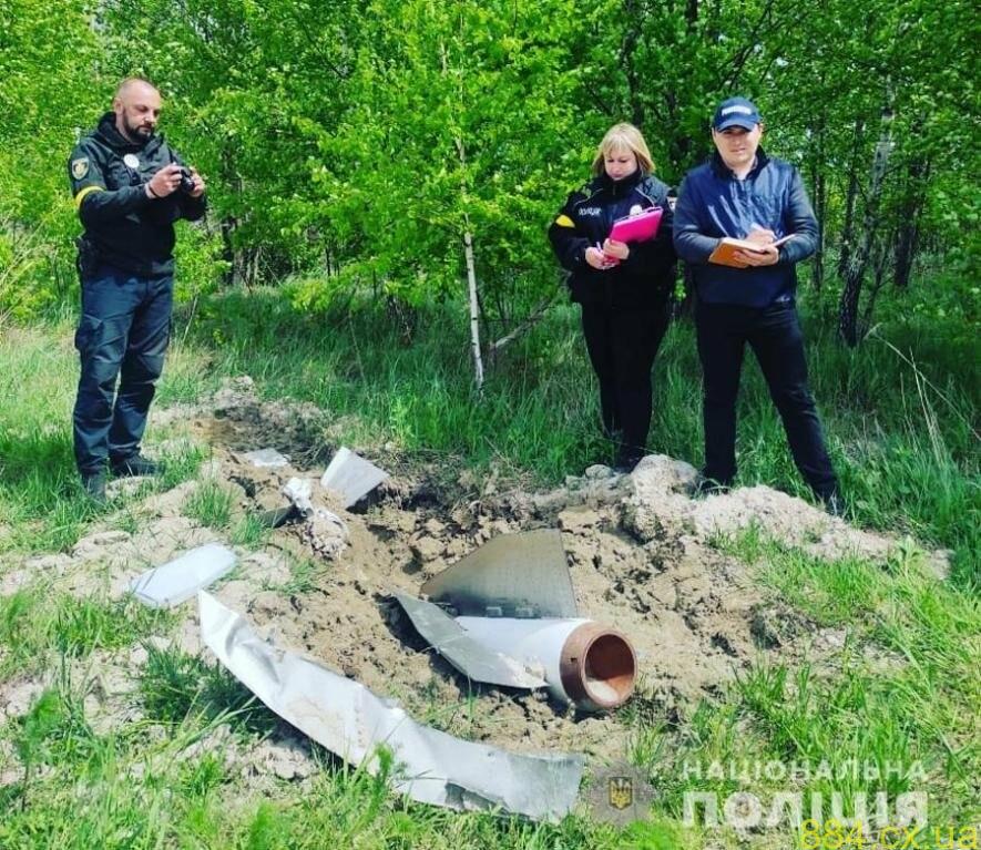 Поліцейські задокументували наслідки ворожого ракетного обстрілу у Пулинській громаді Житомирщини Поліцейські задокументували наслідки ворожого ракетного обстрілу у Пулинській громаді Житомирщини