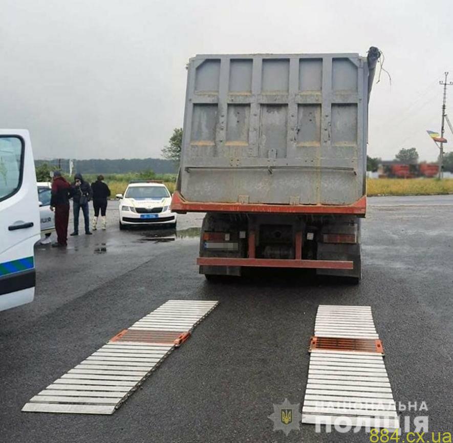 Житомирська поліція перевіряє законність транспортування понад 20 т піску