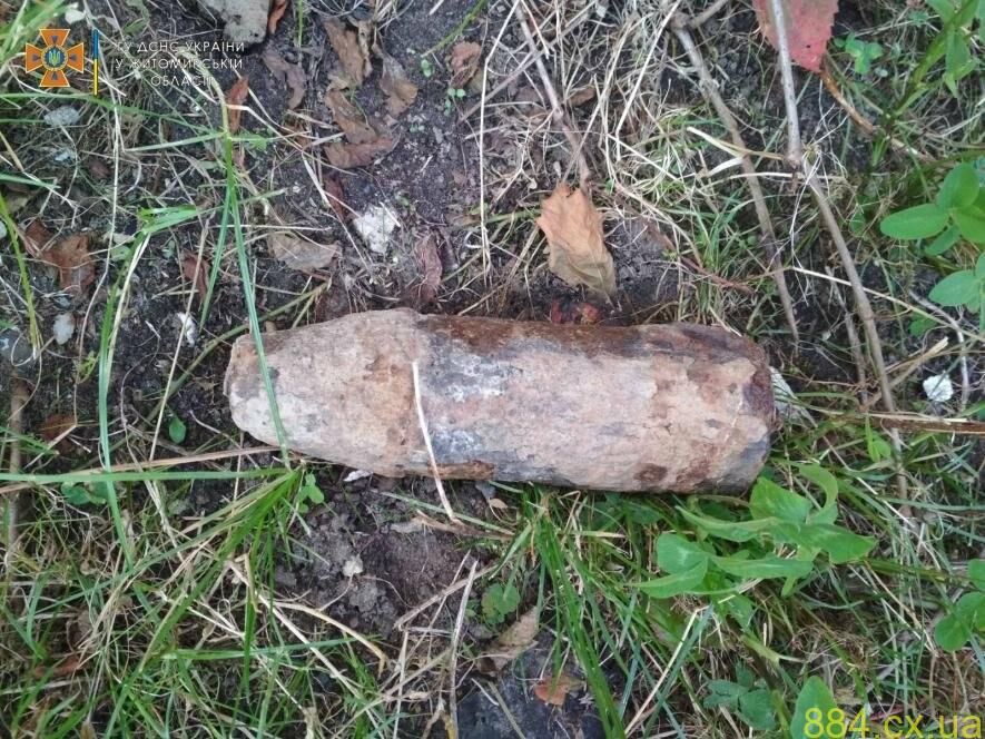 На Житомирщині група піротехніки знищили два боєприпаси часів минулих війн На Житомирщині група піротехніки знищили два боєприпаси часів минулих війн