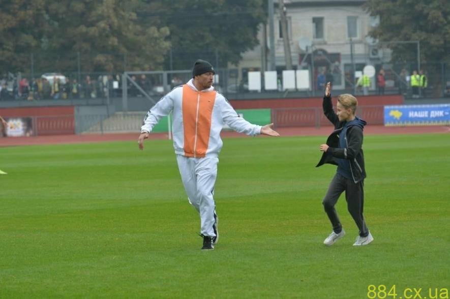 Перший символічний пас на полі у Житомирі зробив 10-річний Віктор та чемпіон світу Олександр Усик Перший символічний пас на полі у Житомирі зробив 10-річний Віктор та чемпіон світу Олександр Усик