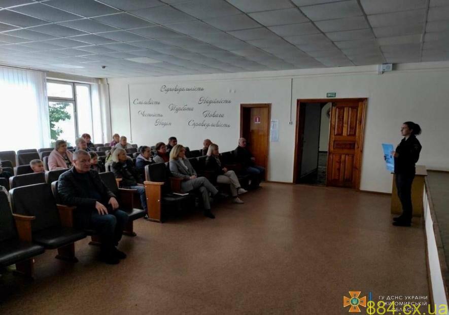 На Житомирщині рятувальники провели майстер-клас для школярів, присвячений тому, як допомогти собі й оточуючим у разі небезпеки На Житомирщині рятувальники провели майстер-клас для школярів, присвячений тому, як допомогти собі й оточуючим у разі небезпеки