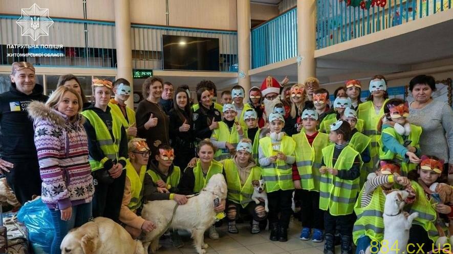 Патрульні та благодійники завітали до Житомирської спеціальної школи №2 Патрульні та благодійники завітали до Житомирської спеціальної школи №2