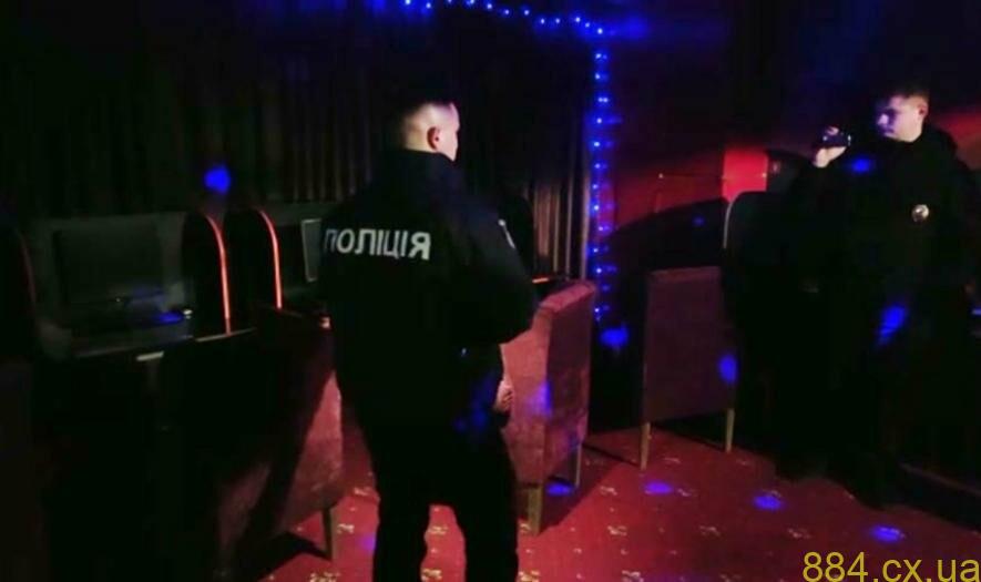 У Житомирі поліцейські викрили гральний заклад у прибудові до багатоповерхівки У Житомирі поліцейські викрили гральний заклад у прибудові до багатоповерхівки