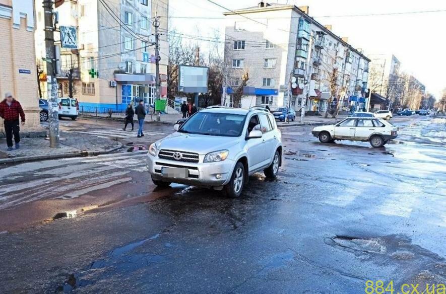 У Житомирі поліція встановлює обставини травмування автомобілем 4-річної дівчинки