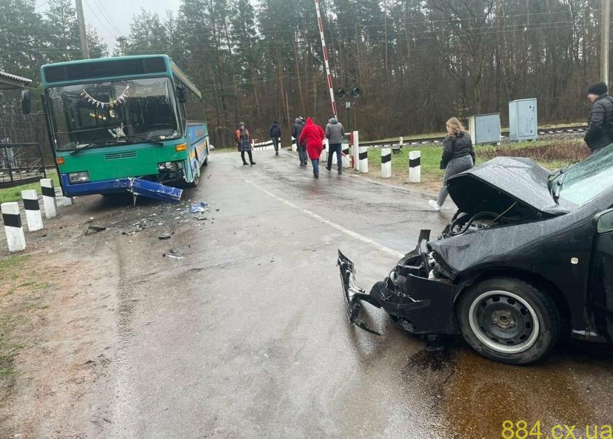 У Житомирському районі зіштовхнулись легковик та автобус: поліція розпочала розслідування