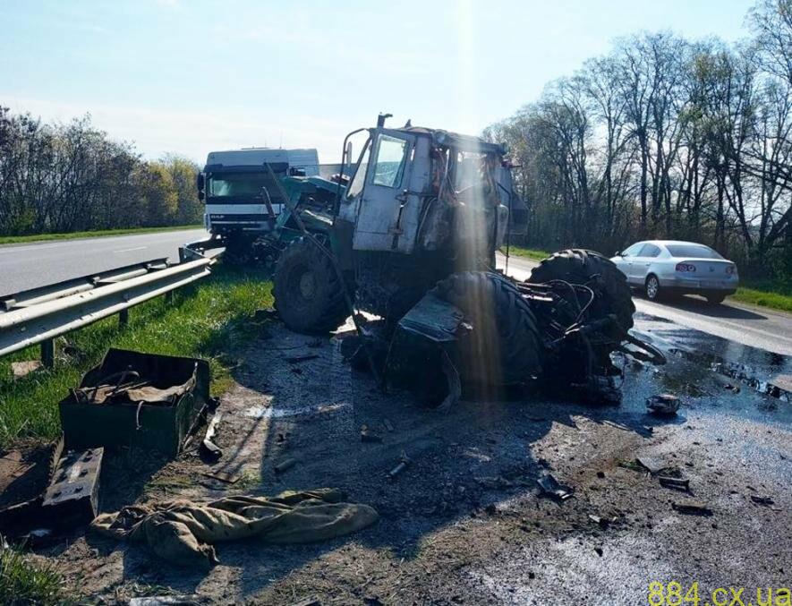 На Звягельщині зіткнулися вантажівка і трактор: поліцейські розпочали розслідування