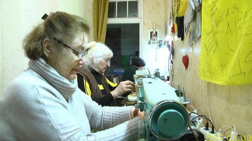 Волонтерки організації "Турбота про літніх" в Житомирі шиють для військових бандани та балаклави, — ВІДЕО Волонтерки організації "Турбота про літніх" в Житомирі шиють для військових бандани та балаклави, — ВІДЕО