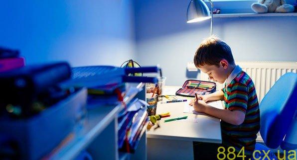 Як облаштувати робоче місце учня, щоб не зашкодити його здоров’ю? Як облаштувати робоче місце учня, щоб не зашкодити його здоров’ю?