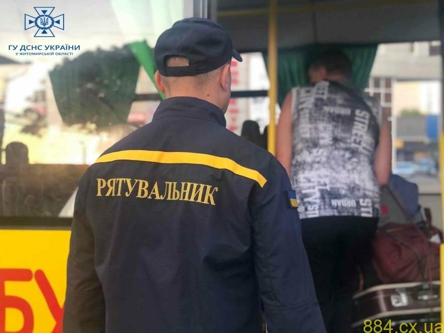 На Житомирщині рятувальники зустріли потяг з 10 евакуйованими мешканцями Донеччини, серед яких двоє дітей На Житомирщині рятувальники зустріли потяг з 10 евакуйованими мешканцями Донеччини, серед яких двоє дітей