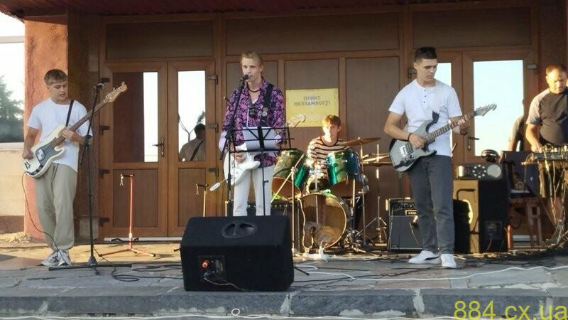 На «Молодіжному вікенді» в громаді на Житомирщині молодь зібрала 4 тисячі гривень На «Молодіжному вікенді» в громаді на Житомирщині молодь зібрала 4 тисячі гривень