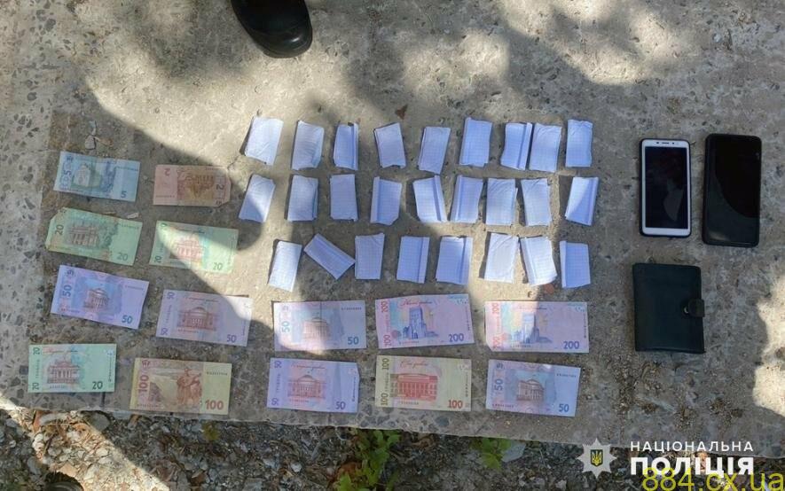 У центрі Житомира поліцейські затримали причетного до збуту наркотиків У центрі Житомира поліцейські затримали причетного до збуту наркотиків