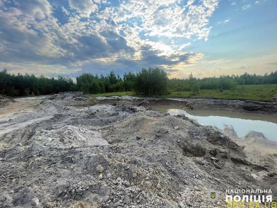 На Житомирщині поліцейські припинили незаконний видобуток піску: у одного з фігурантів вилучили понад 1,3 млн гривень