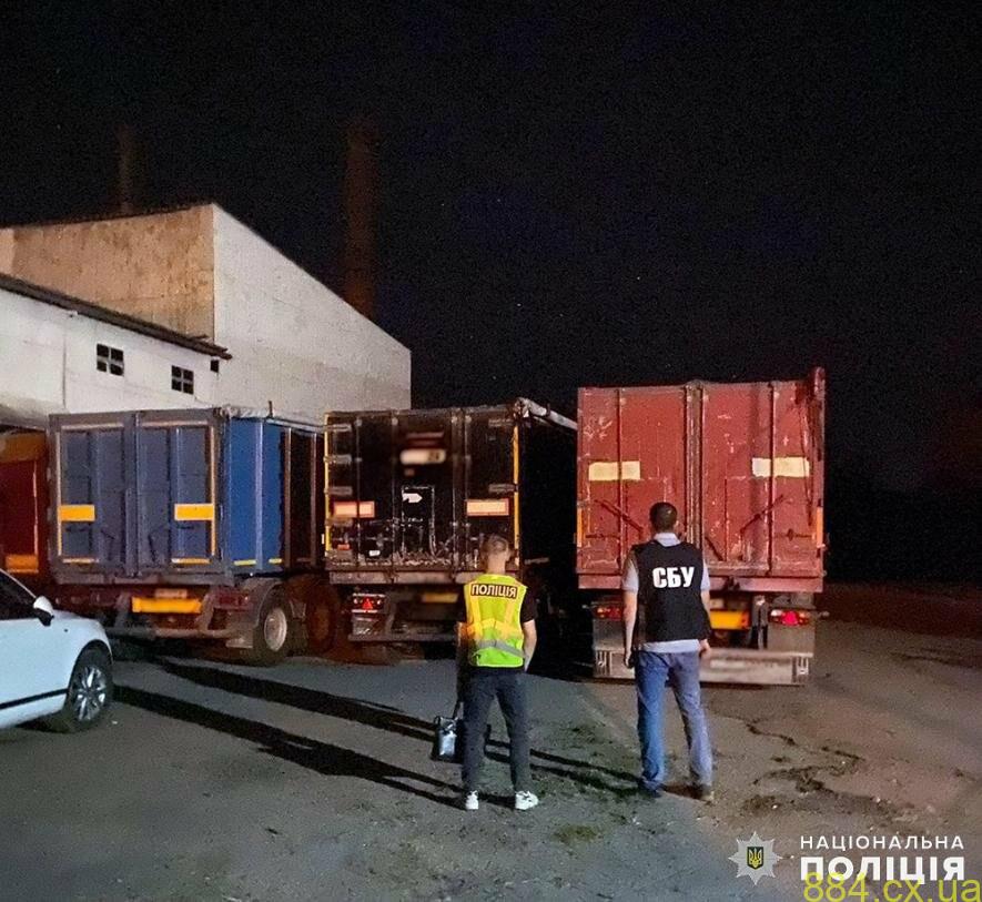 На Житомирщині поліцейські припинили незаконний видобуток піску: у одного з фігурантів вилучили понад 1,3 млн гривень На Житомирщині поліцейські припинили незаконний видобуток піску: у одного з фігурантів вилучили понад 1,3 млн гривень