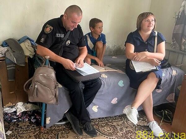 На Звягельщині поліцейські передали допомогу родинам зі складними життєвими обставинами На Звягельщині поліцейські передали допомогу родинам зі складними життєвими обставинами