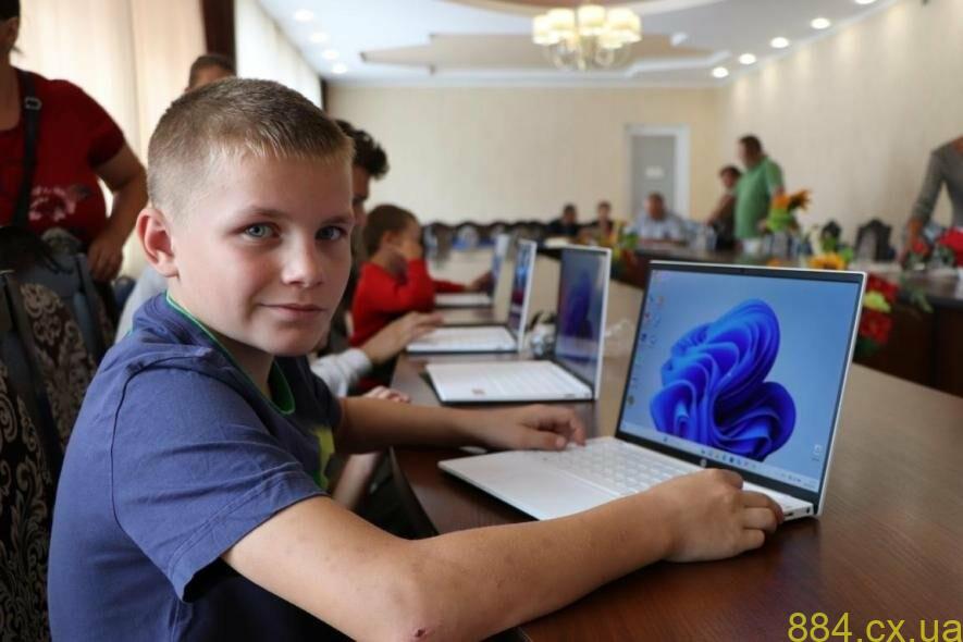 Житомирщина: ноутбуки для дітей громади від німецького фонду, — ФОТО Житомирщина: ноутбуки для дітей громади від німецького фонду, — ФОТО