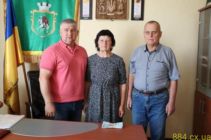 На Житомирщині мати загиблого Героя передала 100 тисяч гривень для ЗСУ На Житомирщині мати загиблого Героя передала 100 тисяч гривень для ЗСУ