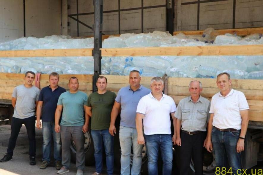 Понад 20 тон води та автомобіль передала громада Житомирщини військовим на Донецький напрямок, — ФОТО Понад 20 тон води та автомобіль передала громада Житомирщини військовим на Донецький напрямок, — ФОТО