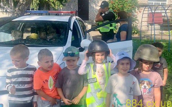 У навчанні безпеці канікул немає: поліцейські дбають про спокійний літній відпочинок маленьких чуднівчан У навчанні безпеці канікул немає: поліцейські дбають про спокійний літній відпочинок маленьких чуднівчан