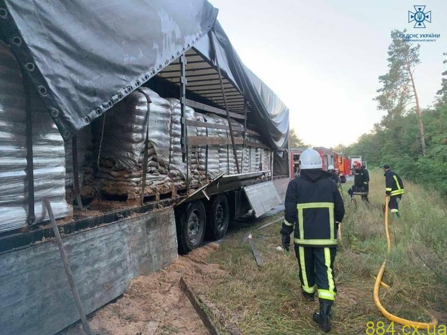 Житомирщина: рятувальники ліквідували пожежу причепу вантажівки, в якій знаходилося 22 т палива для твердопаливного котла