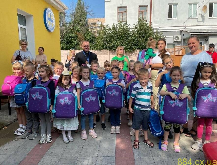 Карітас-Житомир розпочав видачу шкільних портфеликів Карітас-Житомир розпочав видачу шкільних портфеликів