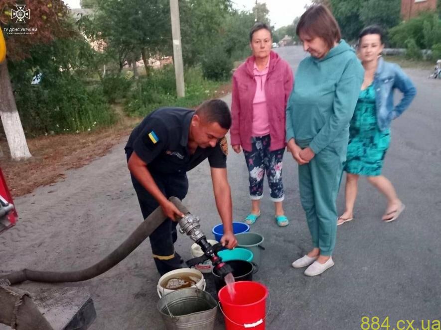 Рятувальники здійснювали підвіз технічної води до населення в Малині, яке залишилося без централізованого водопостачання внаслідок аварії