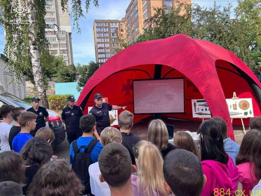 Як не потрапити у небезпеку, або у житомирському ліцеї рятувальники школярів навчали, — ФОТО Як не потрапити у небезпеку, або у житомирському ліцеї рятувальники школярів навчали, — ФОТО