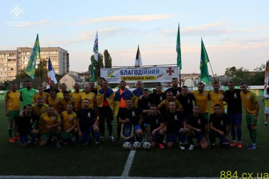 У Житомирі грали в «надзвичайний» благодійний футбол: рятувальники грали з професійними футболісти У Житомирі грали в «надзвичайний» благодійний футбол: рятувальники грали з професійними футболісти
