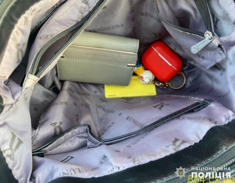 Поліцейські повернули жительці Звягеля викрадене з її авто майно Поліцейські повернули жительці Звягеля викрадене з її авто майно