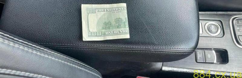 У Звягелі водій, що порушив ПДР та керував авто без посвідчення, намагався дати 100 доларів хабара поліцейським У Звягелі водій, що порушив ПДР та керував авто без посвідчення, намагався дати 100 доларів хабара поліцейським