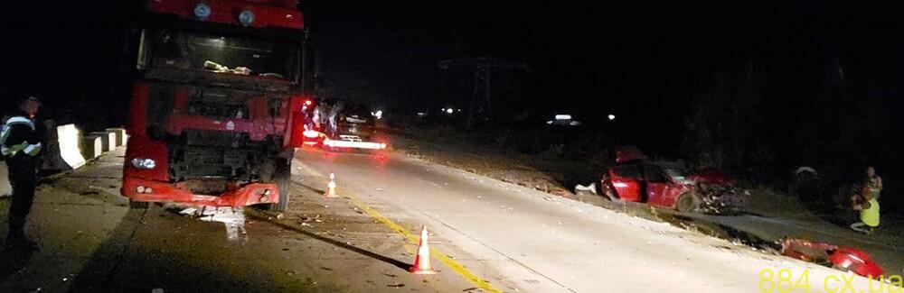 На Житомирщині легковик зіштовхнувся з вантажівкою, травмовано водія та двох пасажирів На Житомирщині легковик зіштовхнувся з вантажівкою, травмовано водія та двох пасажирів