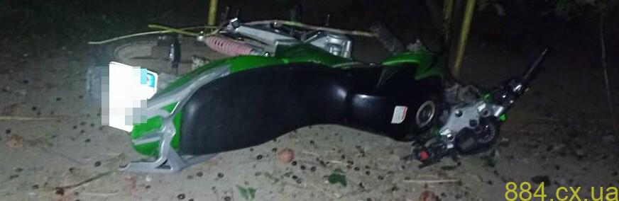 На Звягельщині молодик на мотоциклі не впорався з керуванням та в'їхав у паркан На Звягельщині молодик на мотоциклі не впорався з керуванням та в'їхав у паркан