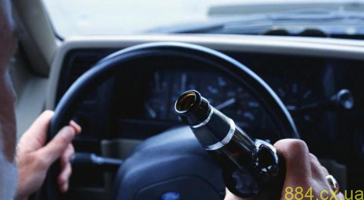 У Звягелі нетверезий водій на Volvo здійснив наїзд на припаркований Peugeot та поїхав геть: керманича розшукала поліція У Звягелі нетверезий водій на Volvo здійснив наїзд на припаркований Peugeot та поїхав геть: керманича розшукала поліція