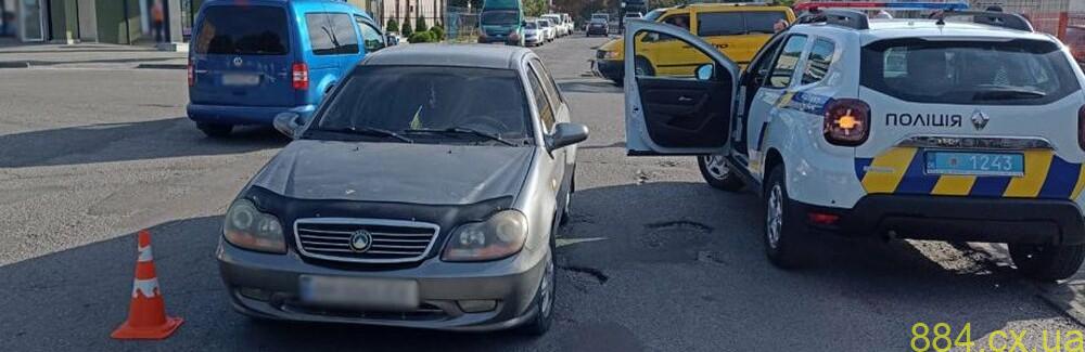 У Звягелі водій на Geely збив 68-річну велосипедистку: жінку з травмами ушпиталили до лікарні